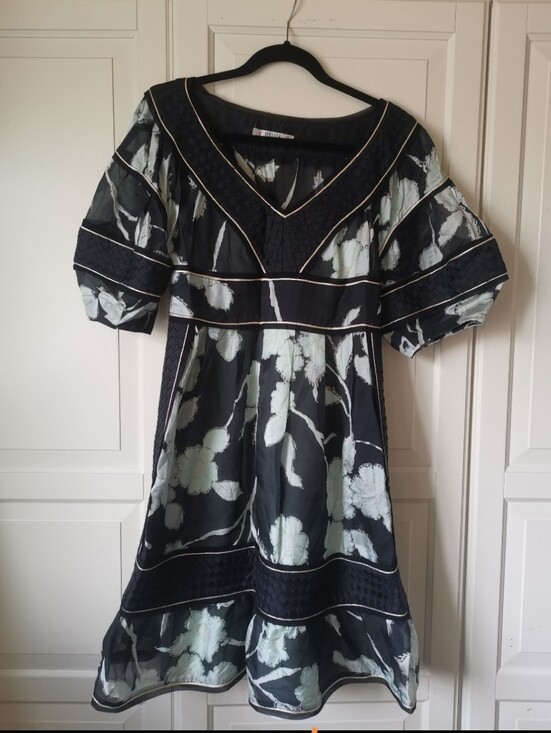 Jessica Dresses & Skirts - 100% Silk Floral V‑Neck Short Sleeve Dress - Pale Mint Flower Print